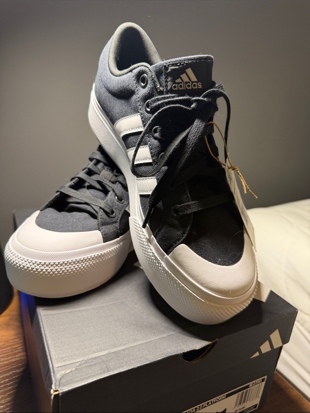 Women’s NWT size 10 adidas Black and White Bravada platform Canvas Sneakers